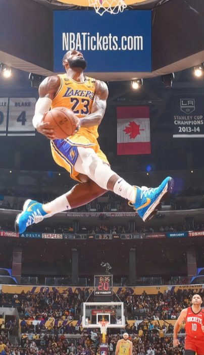 湖人溃败就是雷迪克公然提出詹姆斯不该罚那个技术罚球
一个教练不好好维系更衣室  