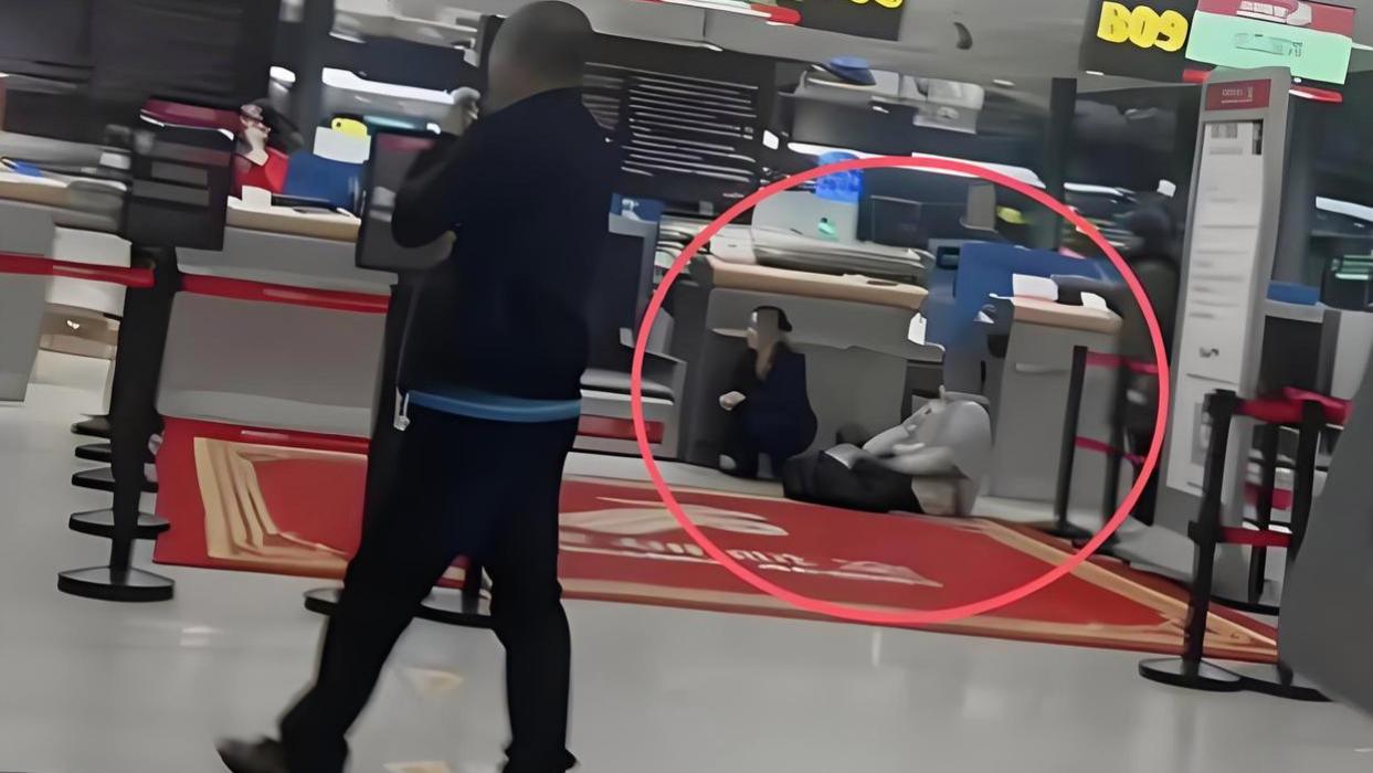 女子机场跪地哭喊事件反转，两人是表姐弟，并非去参加公务员考试