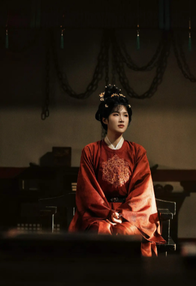 姚安娜也是好起来了，现在都开始演古偶剧了，这个头套看起来违和感好重。 ​​​