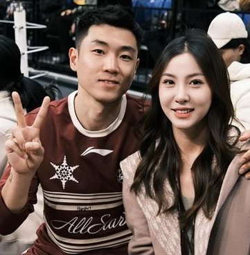 山东男篮球员高诗岩的妻子晒出自己参加CBA全明星的美照，她配文写到：“打卡全明星