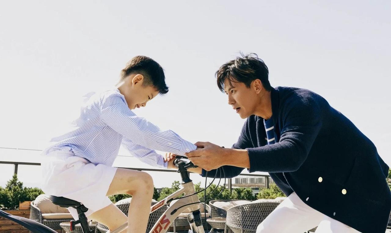 于晓光带孩子尽显父爱，秋瓷炫夸他最棒老公最好爸爸！
6月13日，下午，于晓光在社