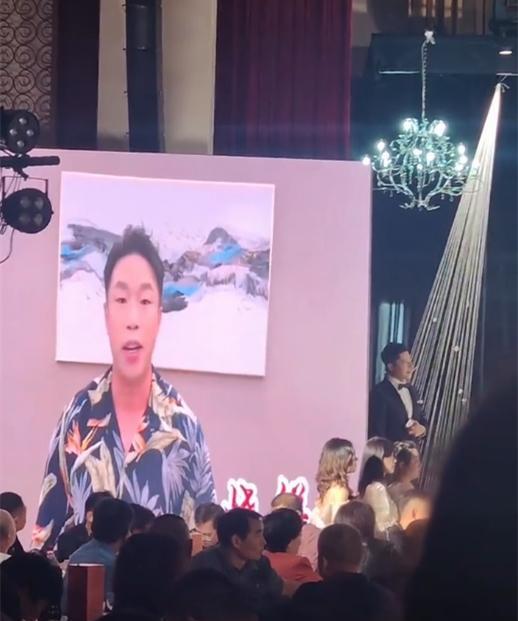 烧饼、岳云鹏给霄字科师弟送上新婚祝福。德云社霄字科演员刘霄田大婚，烧饼、岳云鹏虽