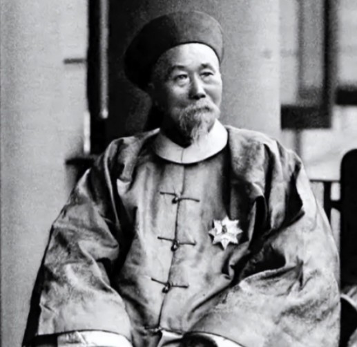 “给他们挂上去！”1958年，众人将李鸿章夫妇的尸体挂在拖拉机后面，在街上游行，