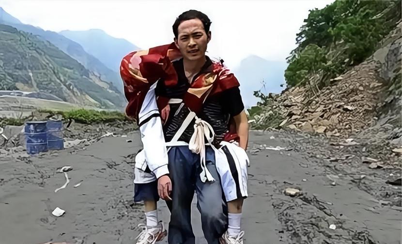 “不用看了，他已经死了！”2008年汶川地震中，一位父亲背着高大的儿子，徒步25