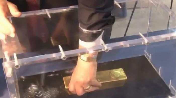 “玩不起了！”北京商场举办“单手抓金”的活动，不料，被一男子成功抓起一根25斤重