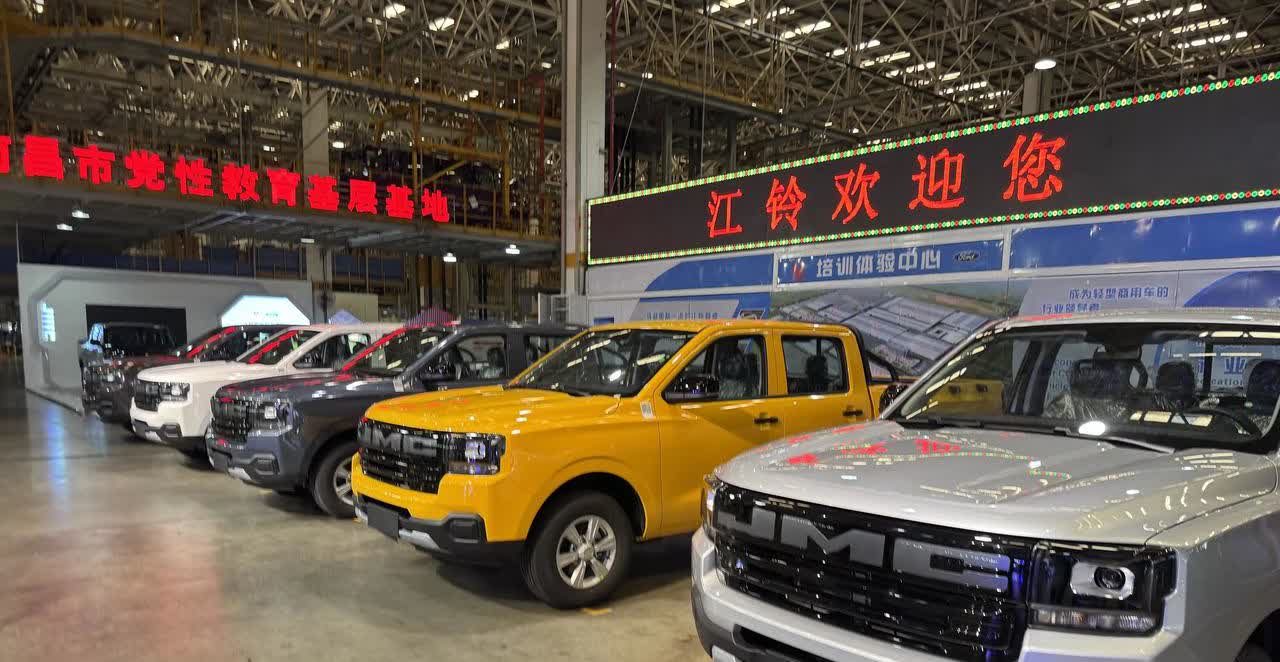 全新江铃宝典上市发布会现场，展示车辆先睹为快