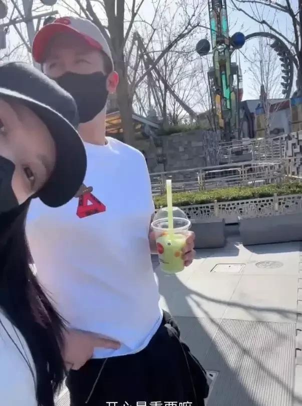 【京城最飒辣妈出街！杜淳王灿环球影城撒糖实录 这波狗粮我吃撑了】
4月29日，娱