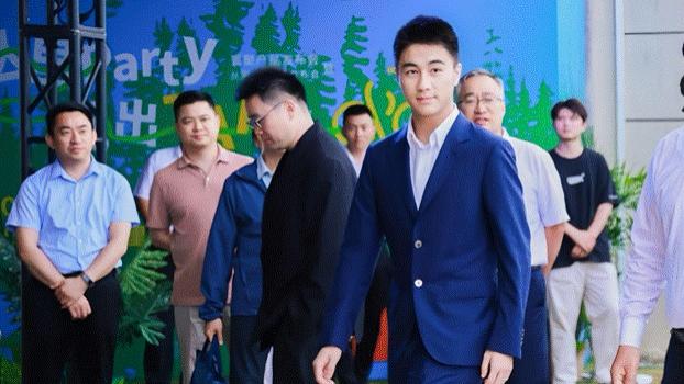 "澳门赌王＂之子何猷君接盘王思聪生意? 从"国民老公"到"接盘侠＂!