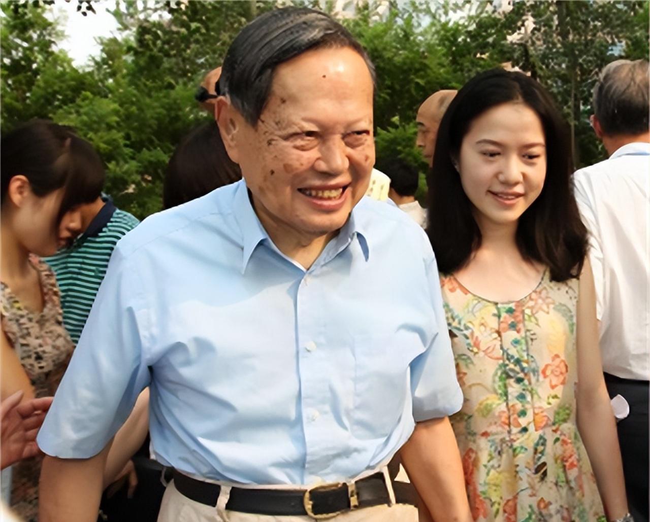 101岁的杨振宁靠在床上，轻轻叫了一下47岁的娇妻翁帆，翁帆赶紧走过来问：怎么了