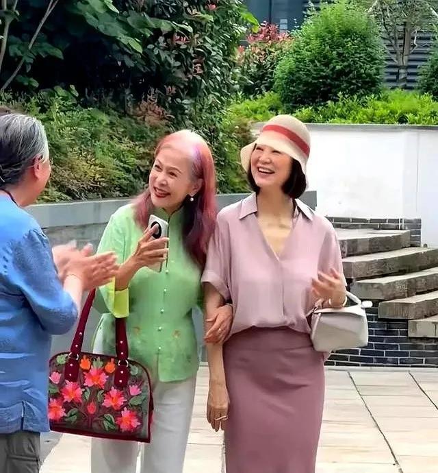 林青霞应该活出了很多女人想要的样子。有惊为天人的美貌、有一炮而红的事业、有刻骨铭