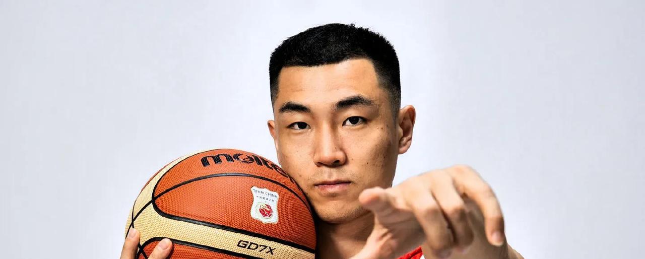 高诗岩打波黑大爆发，连续三分，恕我直言，徐杰位置恐怕不保险，胡明轩不适合当主控，
