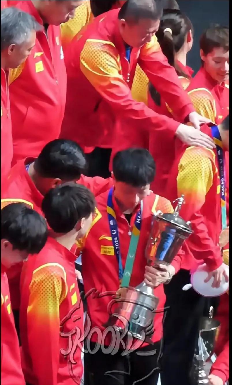 澳门世界杯国乒大合照互动太好嗑！马琳超宠莎莎，摸摸双肩又摸头，握手那刻氛围感拉满