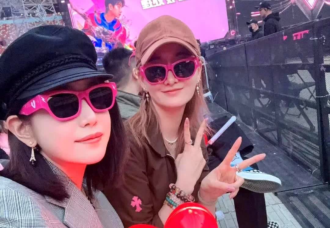 在3月21日陈妍希在微博上发了与好友的合照，这是她离婚后发的第一张自拍照。

