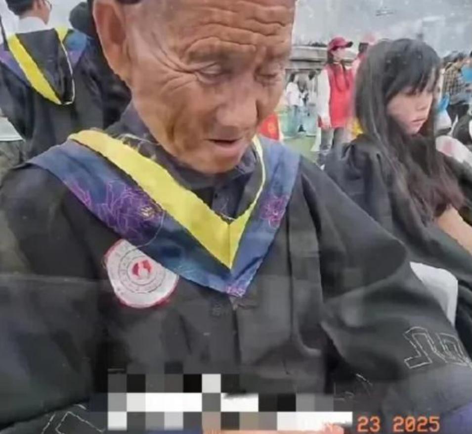 泪目了，贵阳，一男生大学毕业，却把70岁的农村老父亲“骗”来参加他的毕业典礼，他