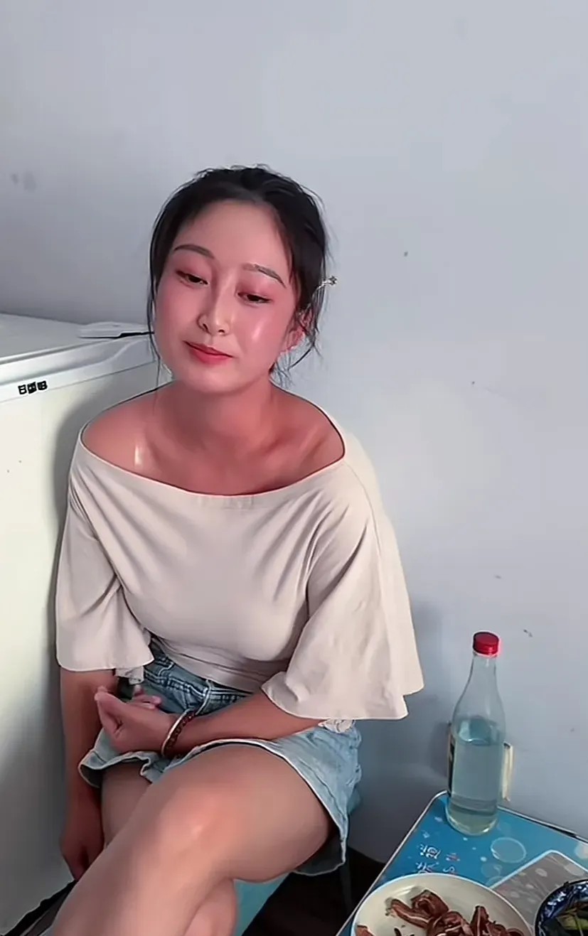 喝酒得适量而止！尤其是女孩子喝多了真不好，影响形象伤身体……