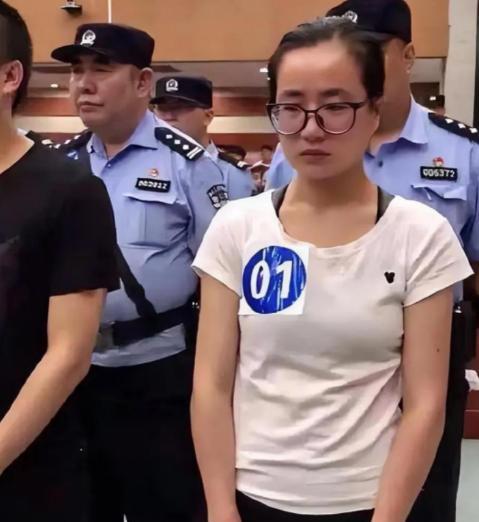 2019年，读硕士的杨春燕，在教室上课时，被警察带走了，带走前，老师问道：“是不