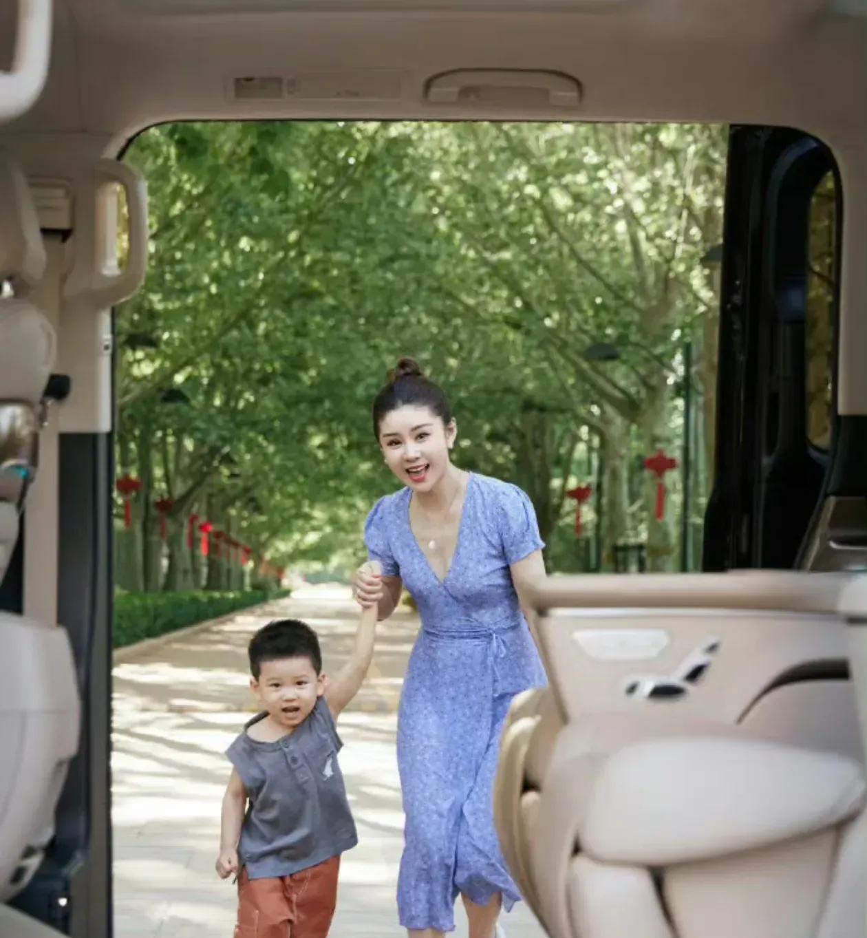 李小萌王雷一家四口，好让人羡慕啊！
李小萌身材真好！蓝色的裙子，头发高高盘起，魅