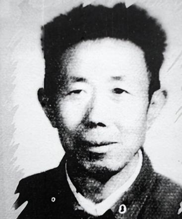 1949年张掖城下，一个50多岁的胖子蜷伏在马上，匆忙带着几个心腹，还有新娶的小