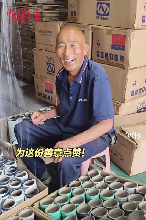 江苏海安一个私企老板早晨送小孩上学，发现仓库外面的货物一夜之间消失不见，老板寻思