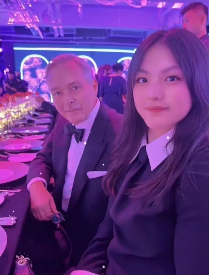 李湘这是在·….拼命催熟女儿吗…?还没18岁，16岁的王诗龄姨味都出来了!
长卷