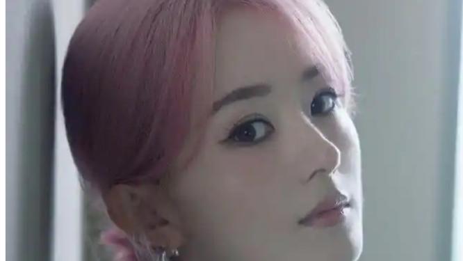 赵丽颖樱花粉发引爆全网 自曝染发趣闻：本想低调却成焦点