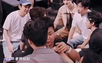 何老师在娱乐圈就是定海神针，对新人高寒照顾有加，不停介绍带他融入，太好了吧。