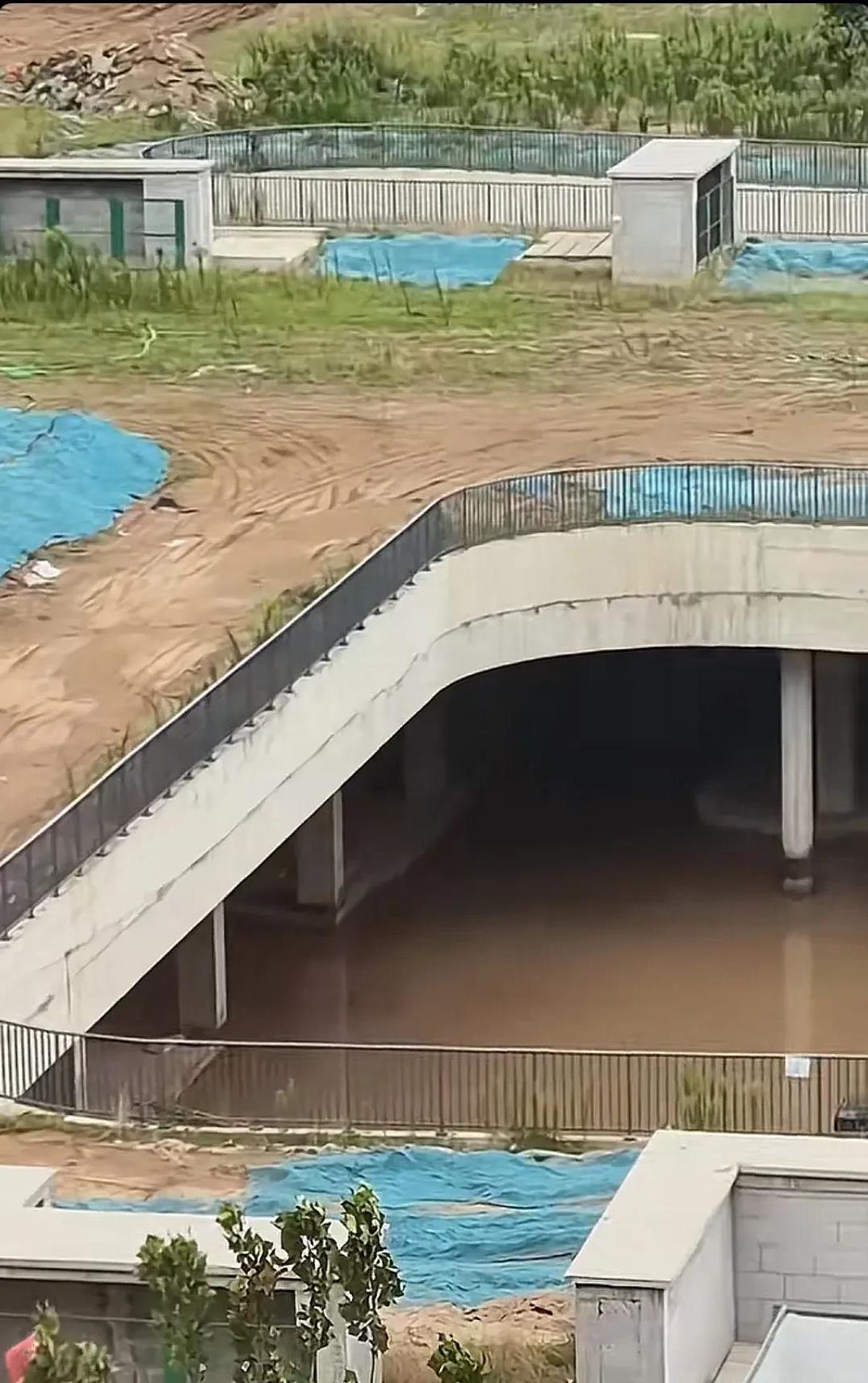 郑州胖东来工地，负一层没有经受住7号下大雨考验，出现了积水情况。
现在出现积水问