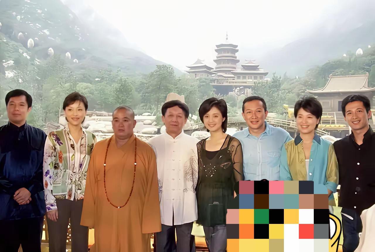 网上这张十多年前 7 名文艺娱乐界名人与释永信的合影挺有意思。从类似的合影故事来