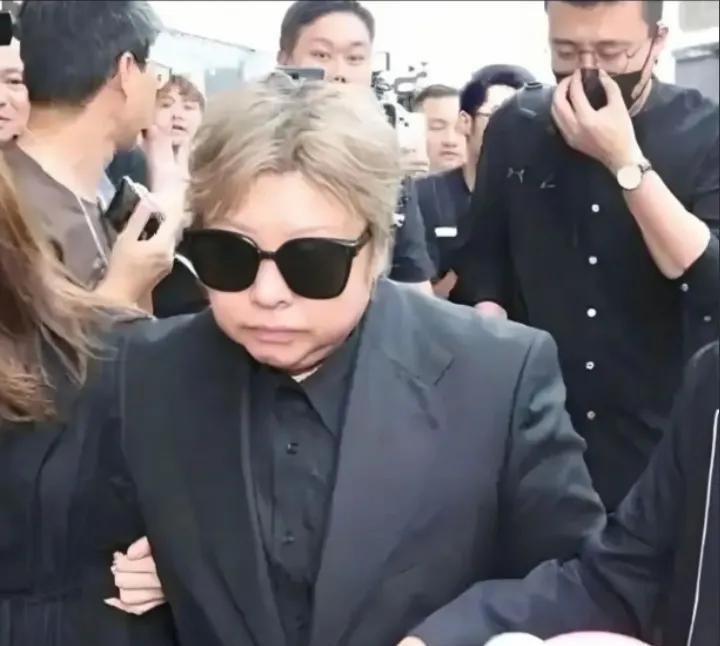2023年，韩红参加李玟的葬礼时的一幕，神情黯然墨镜遮面难掩悲伤之情，她们是相互