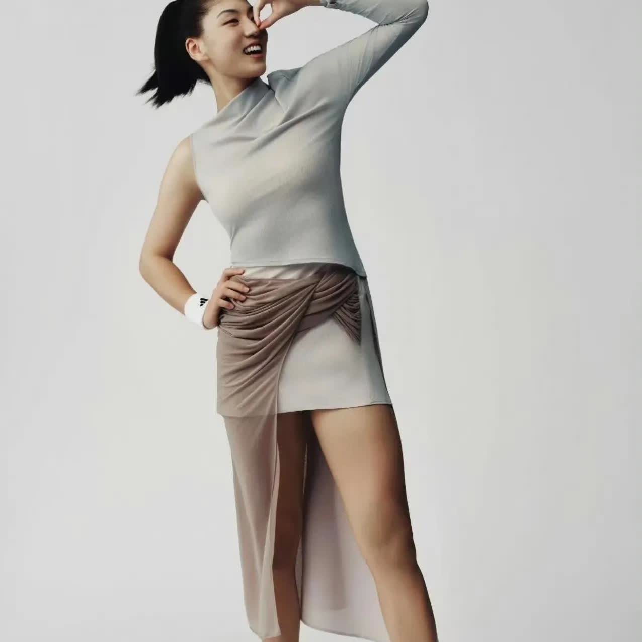 瑜美人这柔美圆润的大腿线条太吸眼球了。

王欣瑜身高182cm，体重130斤