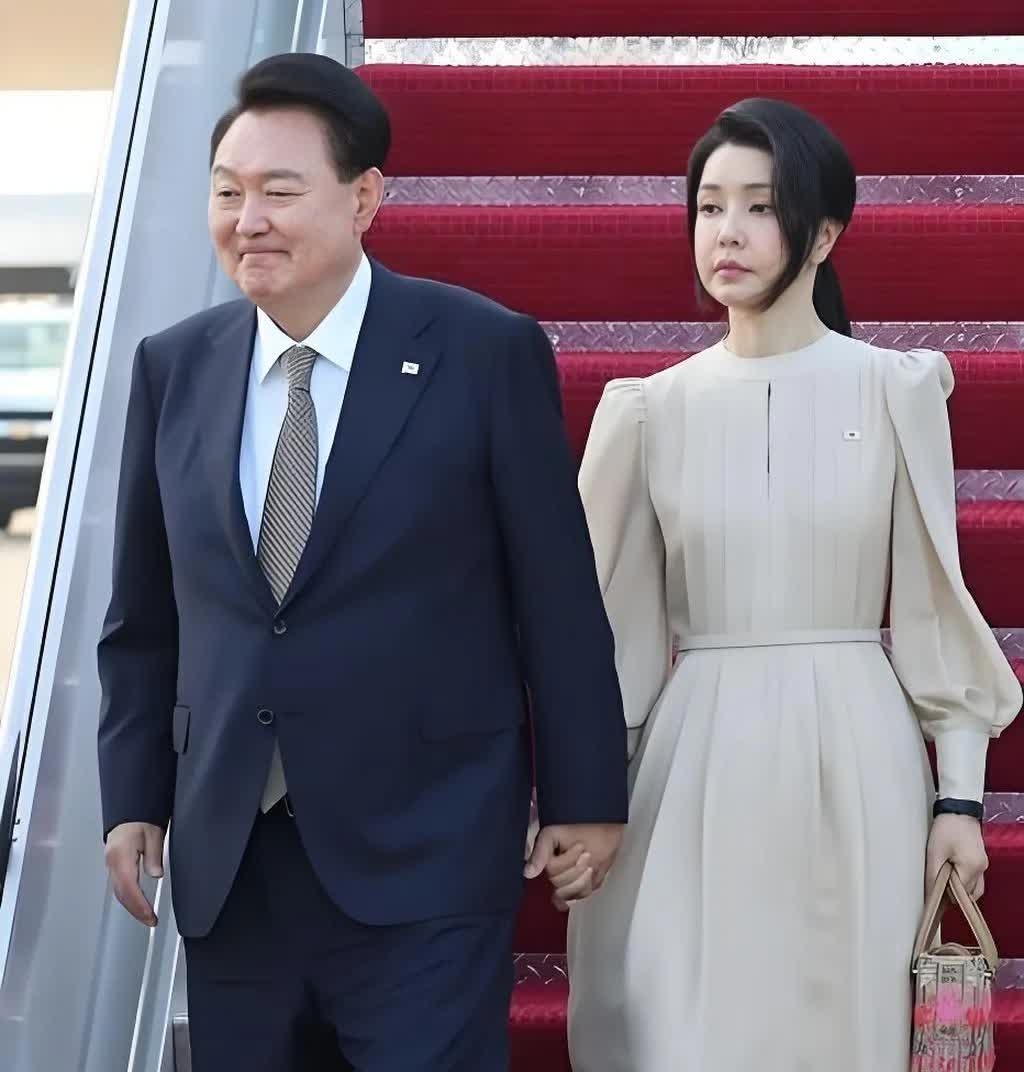 韩日第一夫人，金建希容颜宛如少女，岸田裕子自然大气，明明只差7岁却像母女，整容脸