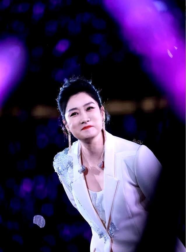 现在才发现
玲花真的是个很清醒的女人
凤凰传奇的演唱会取消，很多人都以为是曾毅的