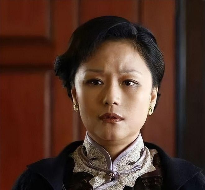 1979年，饰演潘金莲的廖学秋因为拍戏，和老公分别了六个月，她归心似箭，往家赶，