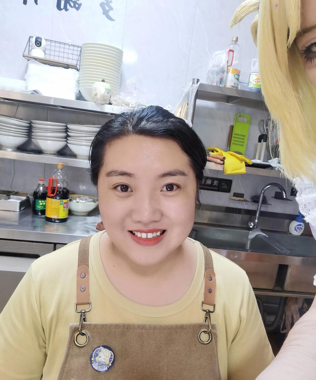 小雪进门的时候我正在下跑腿，顾客订的18份馄饨要在下雨之前送过去，没人接单，她穿