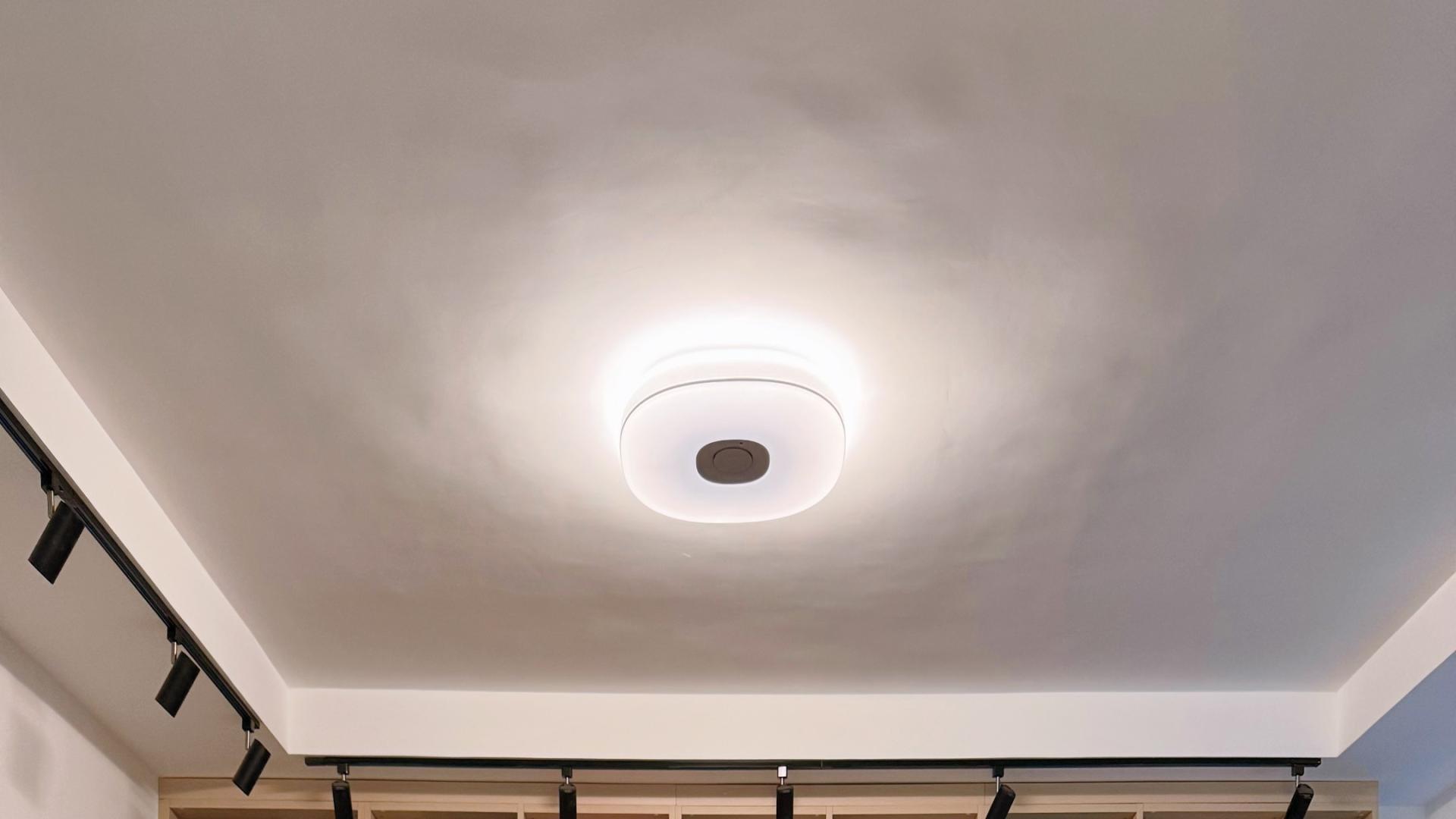 当“明亮”不靠流明与瓦数：家居照明设计中的光照覆盖率与空间感