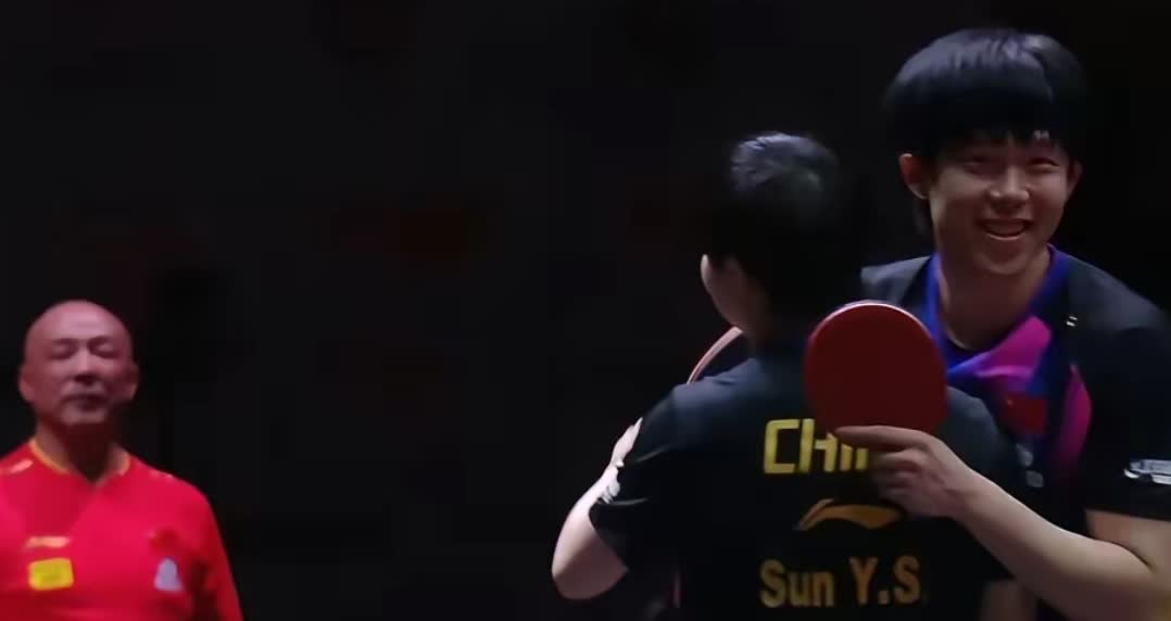 赢啦！莎头组合实现混双三连冠🏆！复刻杯稳稳收入囊中！颁奖现场，两人高举国旗笑眼