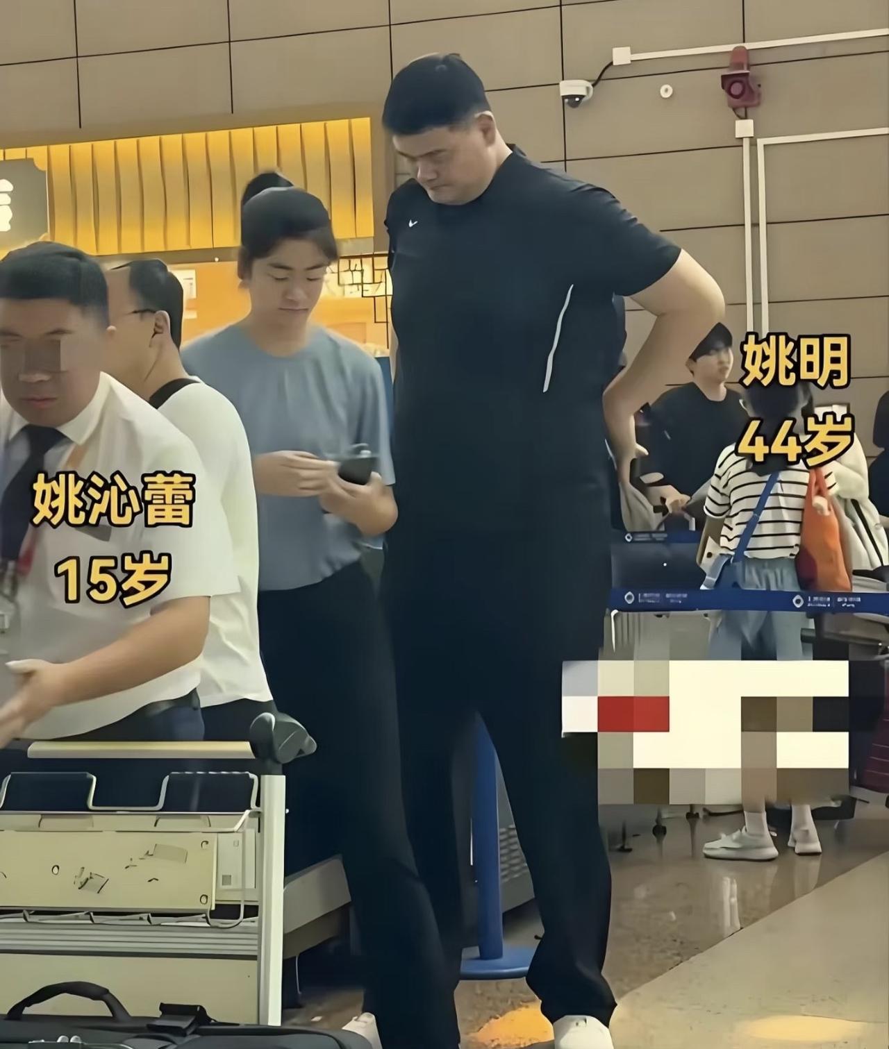 近日，姚明父女出现在机场，按照姚明身高近2米3的参照，姚沁蕾已经快两米了。
妈妈
