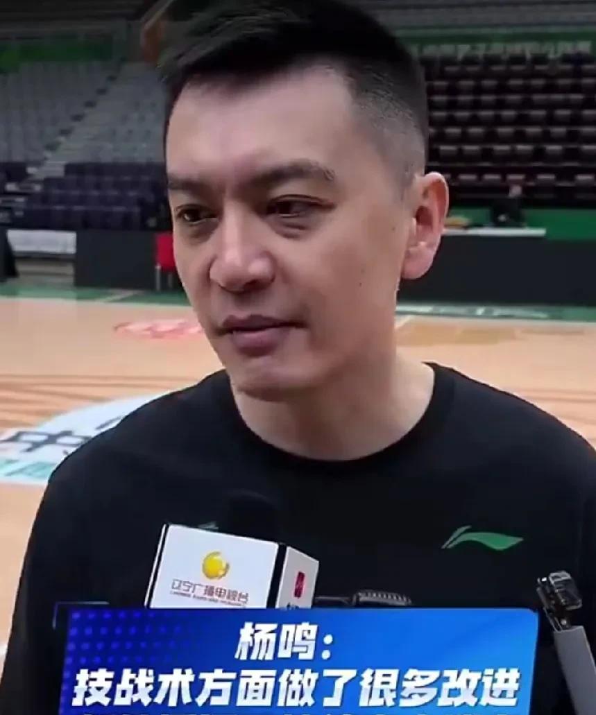 这是真签了？杨鸣指导避而不谈！
目前已经有多位媒体人报道辽宁男篮已经签下了亨特，