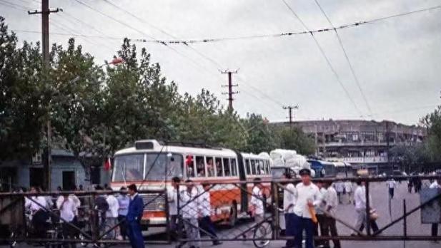 那年春节，我和母亲去小姑家送猪肉，临走时，小姑把我们送到村口