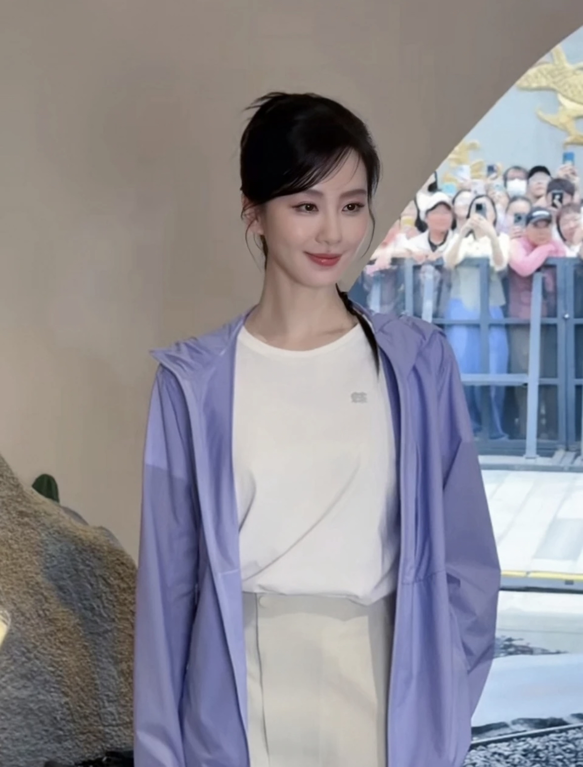 不怪吴奇隆非要把她娶回家，真人巨漂亮啊 ​​​
巴掌大的小脸，精致的像个小手办