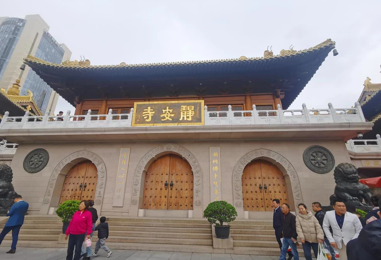 刚看到有报道说山东开始取消酒店入住强制刷脸了。
怪不得这几天在上海，换了三家酒