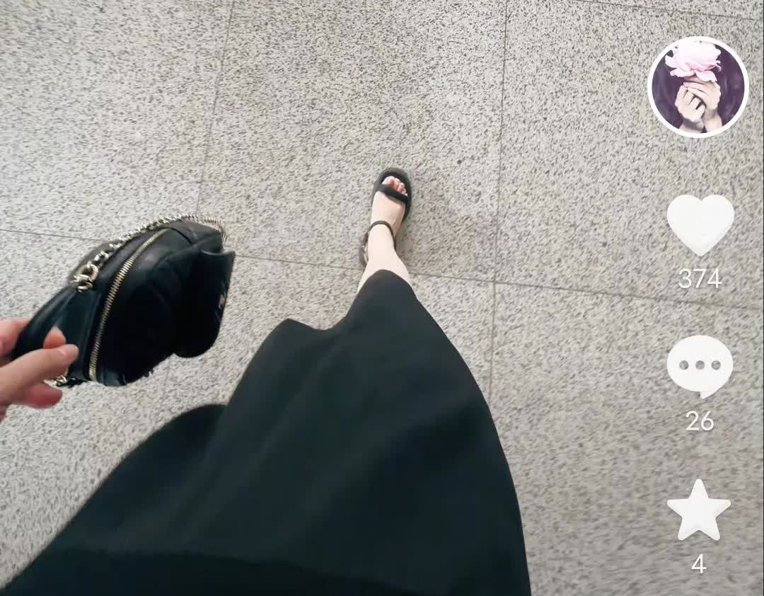 这个字母又高调的晒自己！
拎个小包，只晒了一部分：
见了该见的人，办了该办的