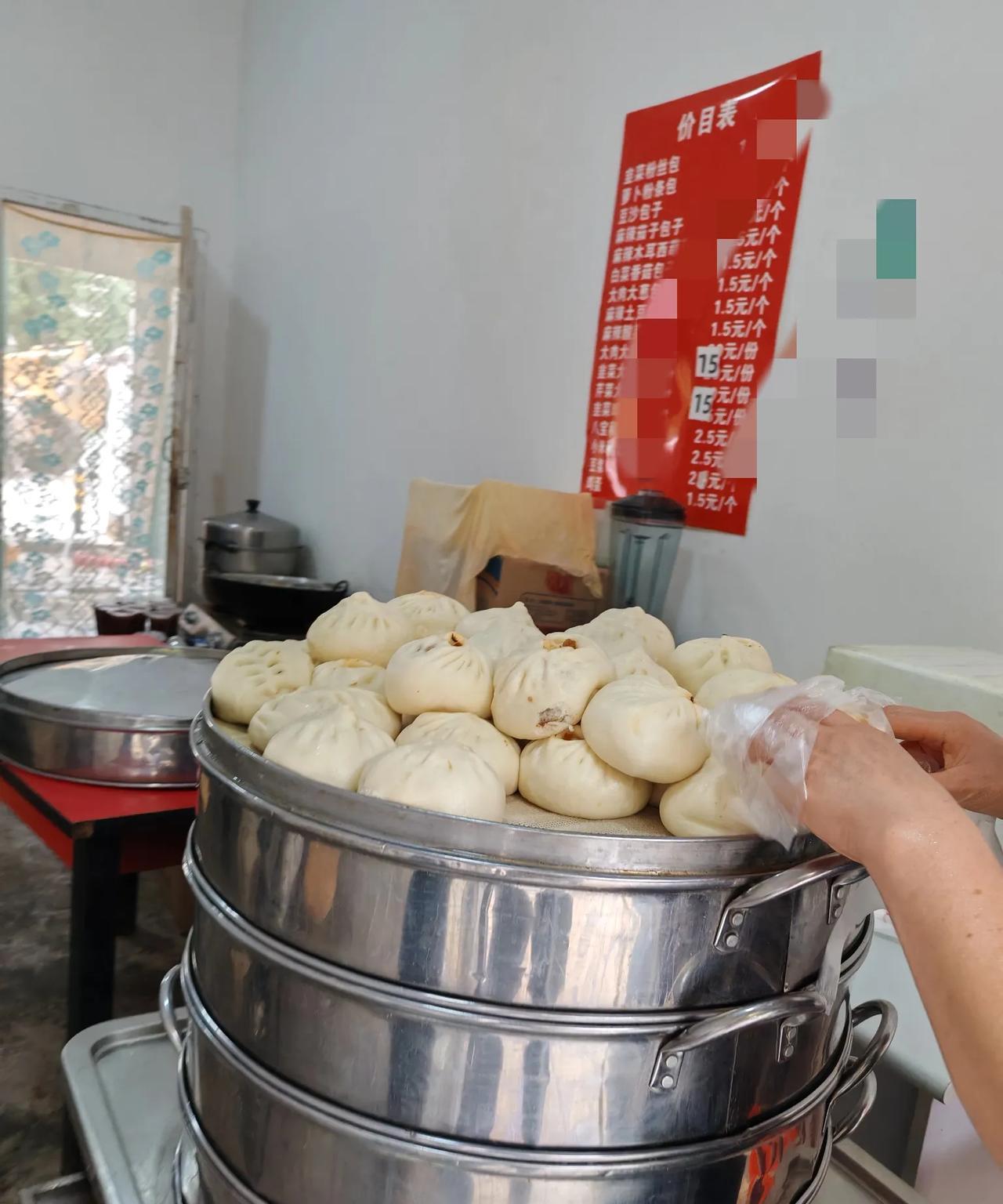 做个小生意不容易。
刚才碰到芳姐，她气呼呼的，说遇到一个奇怪顾客。她在我们楼下开