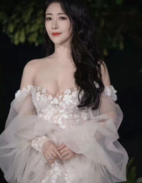 陈紫函太会保养了，51岁了身材还这么惊艳，完全没有垮掉，谁看了估计都是会羡慕的吧