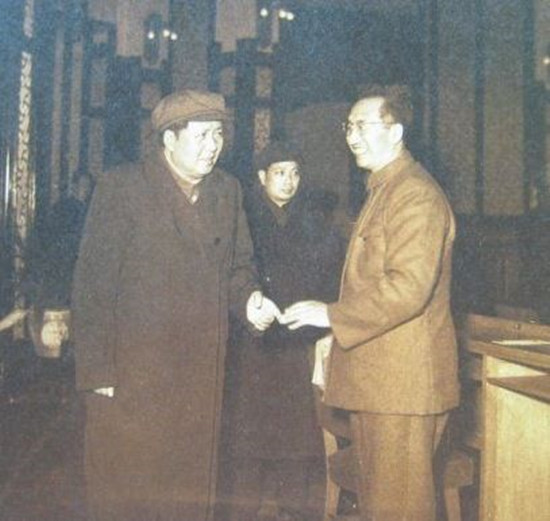 1969年4月，毛主席约见北京二七机车车辆厂负责人周富铭，问了他很多工厂的情况，