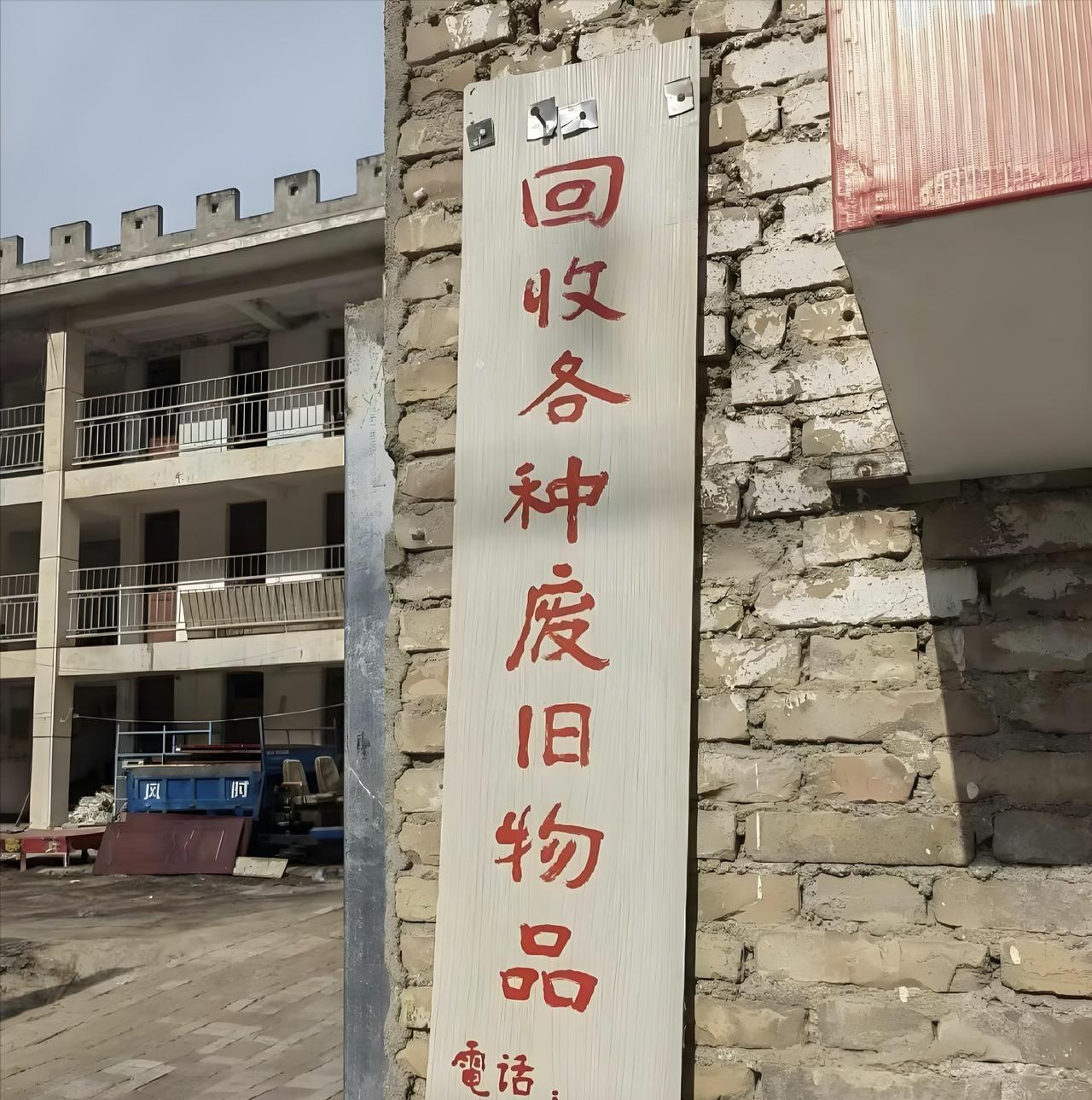 张爱玲与胡兰成同居时，男方有些事需求过度，还曾让一向以贵族小姐出身自傲的张爱玲“