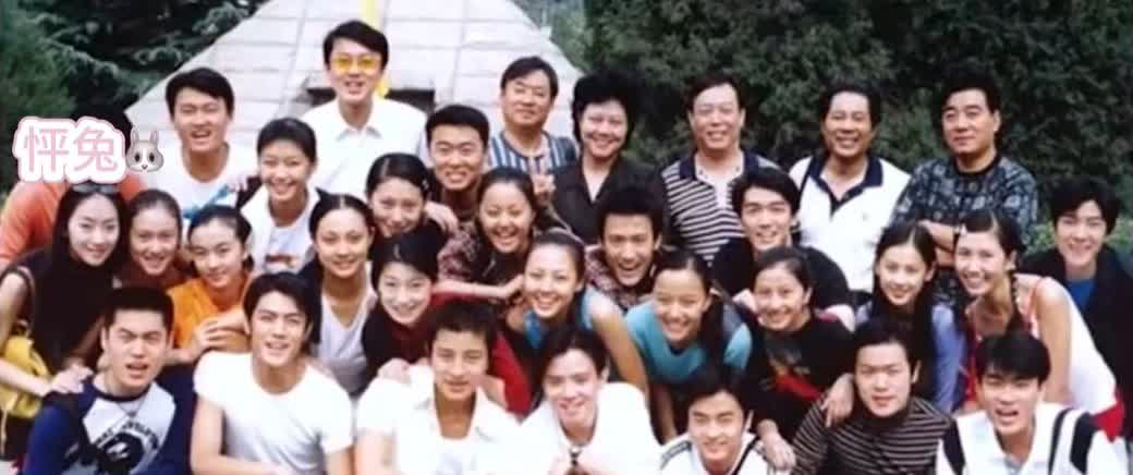 黄圣依透露初恋是贾乃亮，本人害羞捂脸承认：仍保持同学联系
近日，在某档综艺节目