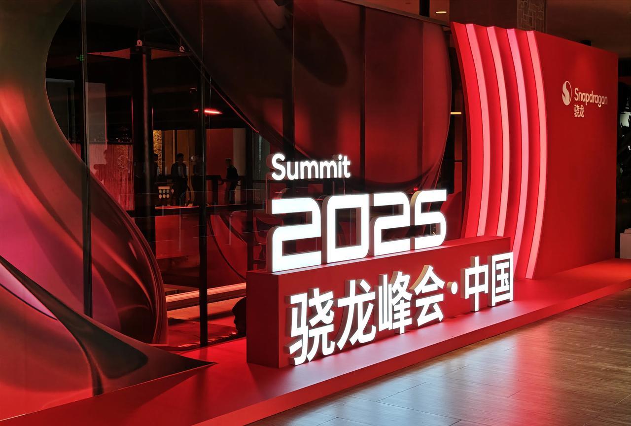 高通中国30周年
骁龙峰会10周年
高通CEO安蒙 还专门Q了一下北京分会场。