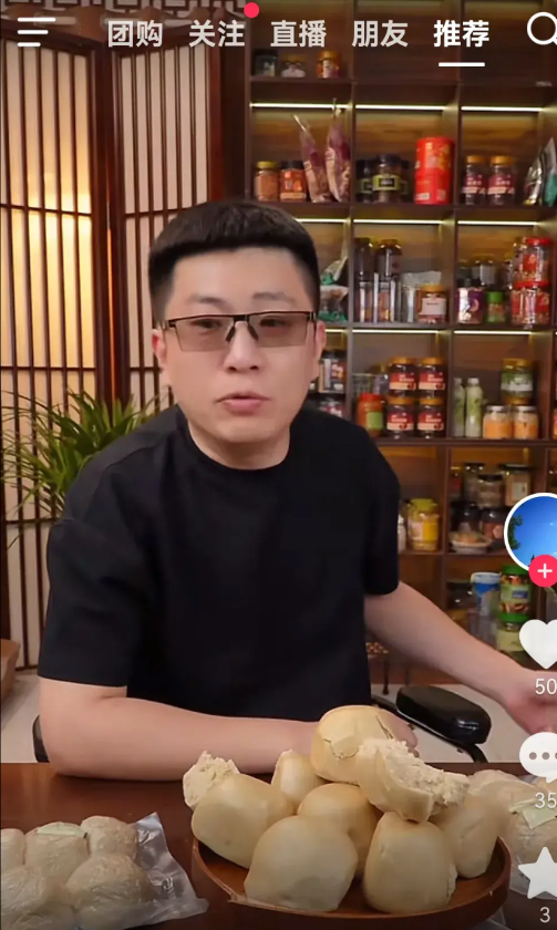 杨仪开始做慈善了。昨天，小辉在直播间透露，近日杨仪带领团队人员到福利院做公益。做