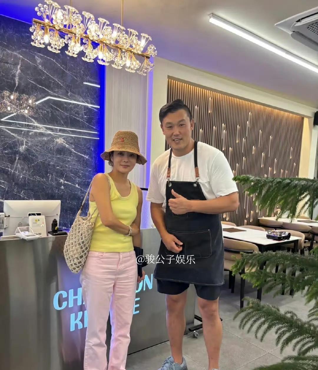 韩星蔡琳近日和儿子及妈妈在济州岛一家餐馆吃酱蟹，当天她穿着浅黄色小背心配粉色长裤